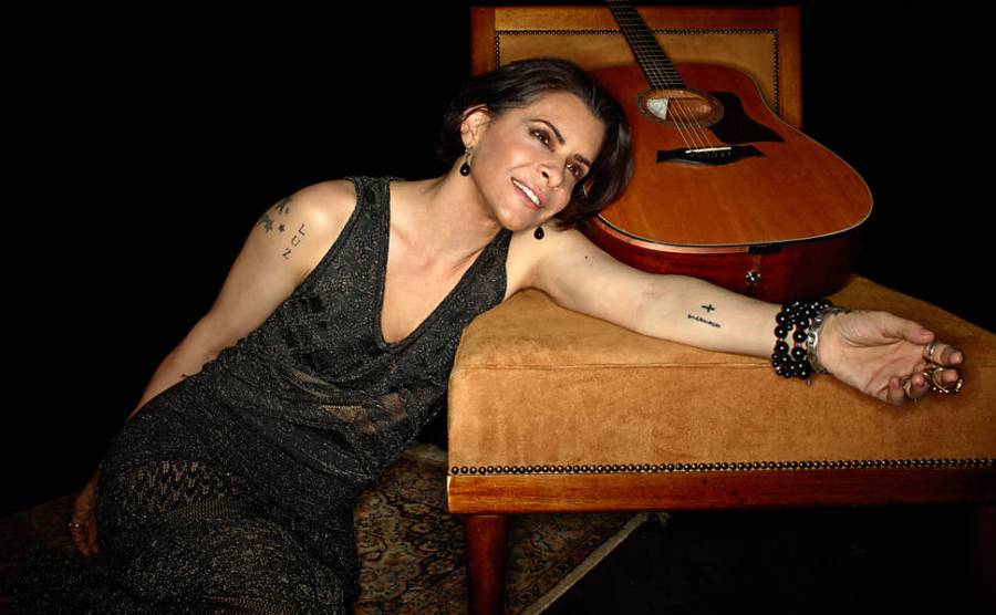 A cantora Marina Lima ao lançar o disco No Osso, em 2015