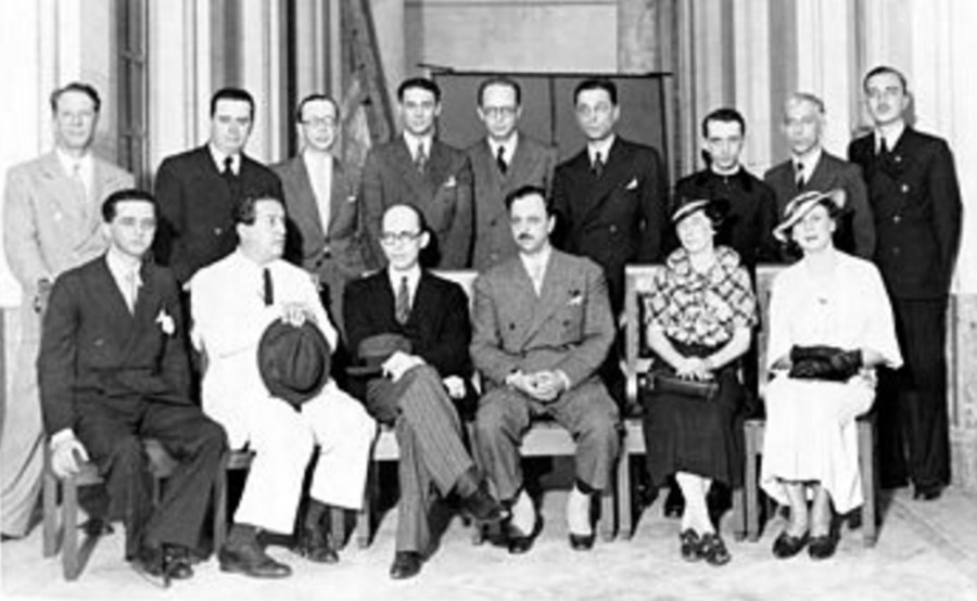 Manuel Bandeira (3º da esquerda para direita em pé), Alceu Amoroso Lima (5ª posição) e Dom Hélder Câmara (7ª) e sentados (da esquerda para direita), Lourenço Filho, Roquette-Pinto e Gustavo Capanema Rio de Janeiro, 1936