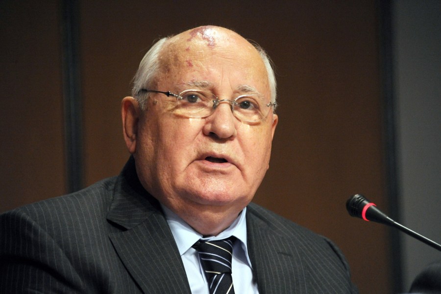 2-de-marco-mikhail-gorbachev-politico-e-estadista-russo