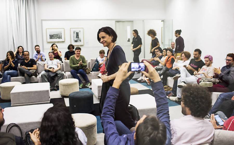 A cantora Marina Lima ao chegar para o bate-papo