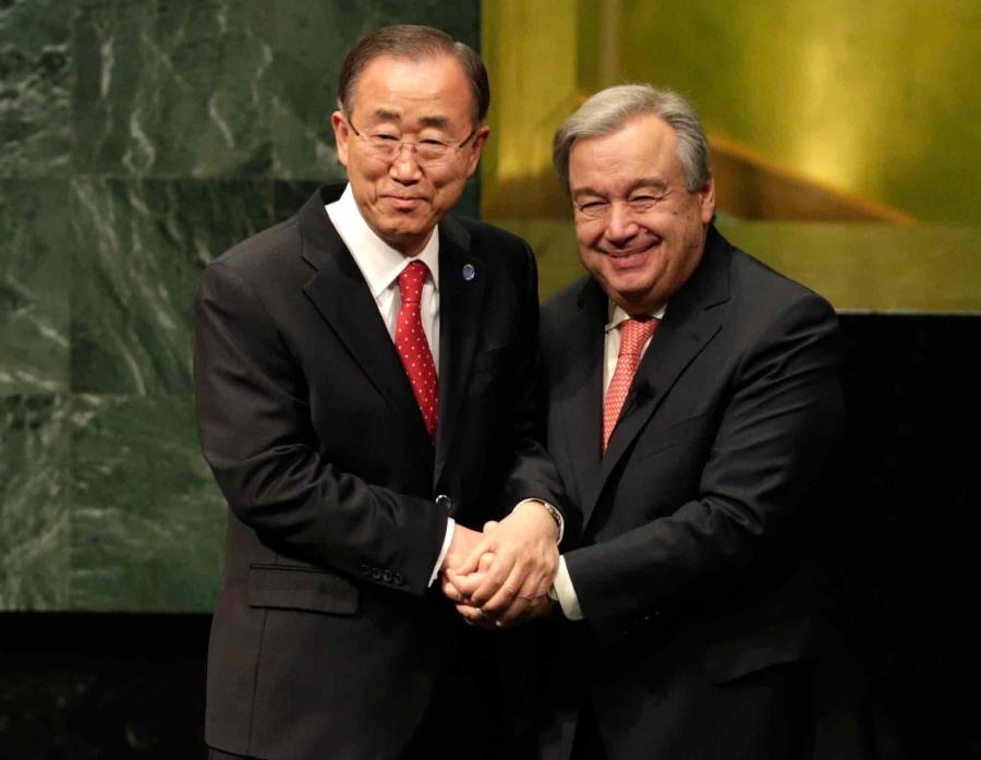 General Ban Ki-moon cumprimenta o novo secretário-geral António Guterres Foto: AP Photo/Seth Wenig