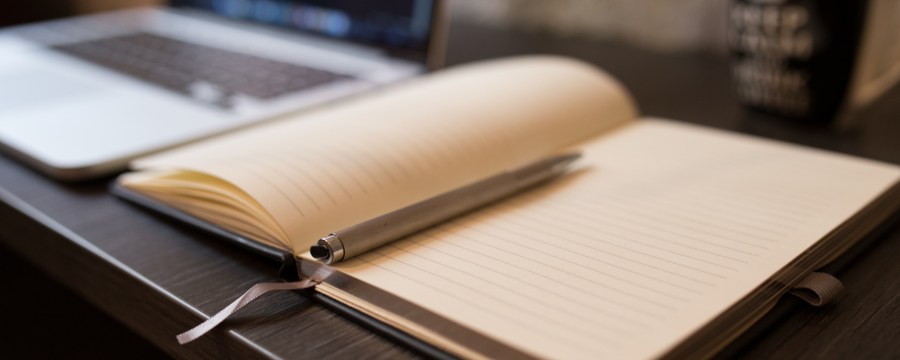 agenda, desfoque, computador ao fundo