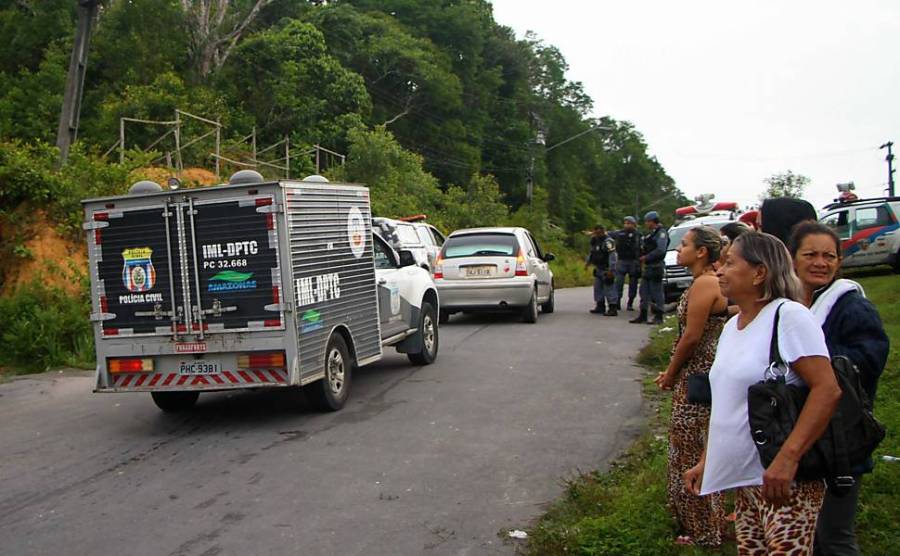 Parentes aguardam informações na entrada do Complexo Penitenciário Anísio Jobim (Compaj), localizado no Km 8 da BR 174, em Manaus (AM)